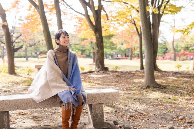 秋の公園にいる女性