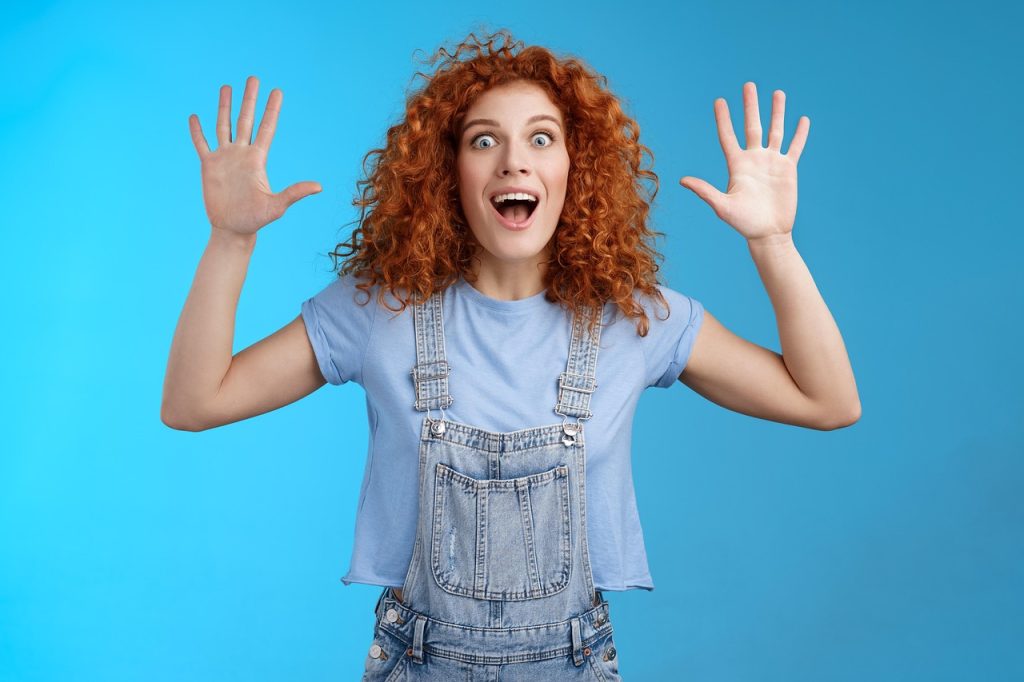 驚く女性