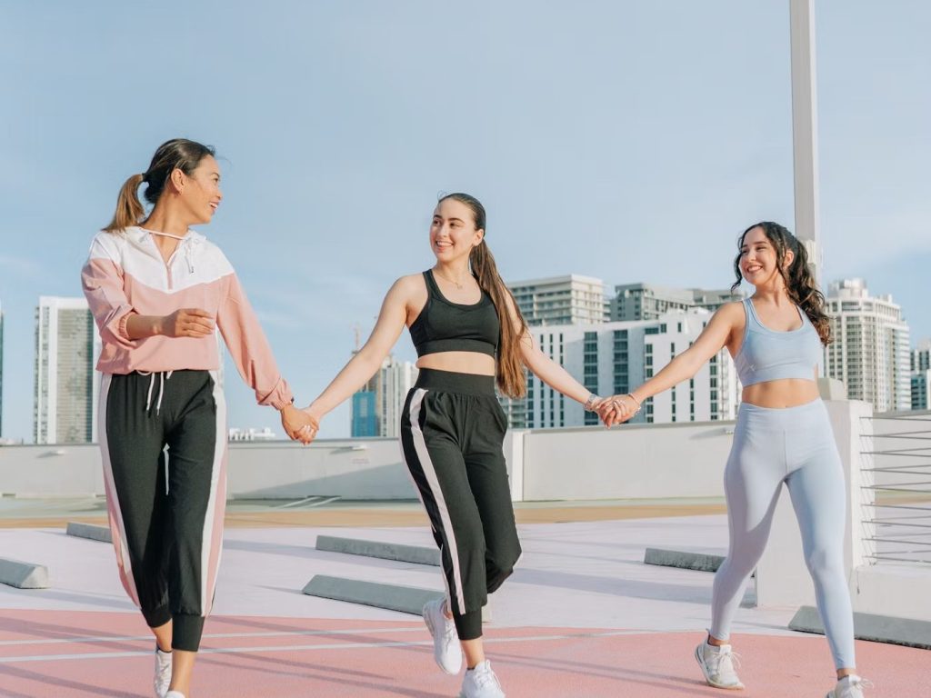 トレーニングウェアを着た3人の女性