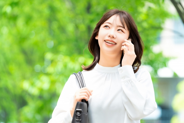 夏に外で過ごす女性