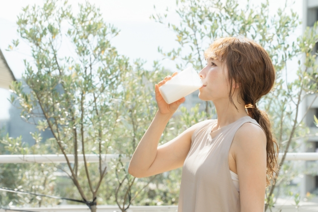 ソイプロテインを飲む女性
