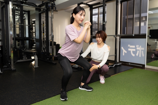 トレーニングする女性