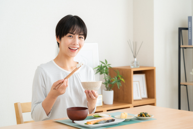 朝食中の女性