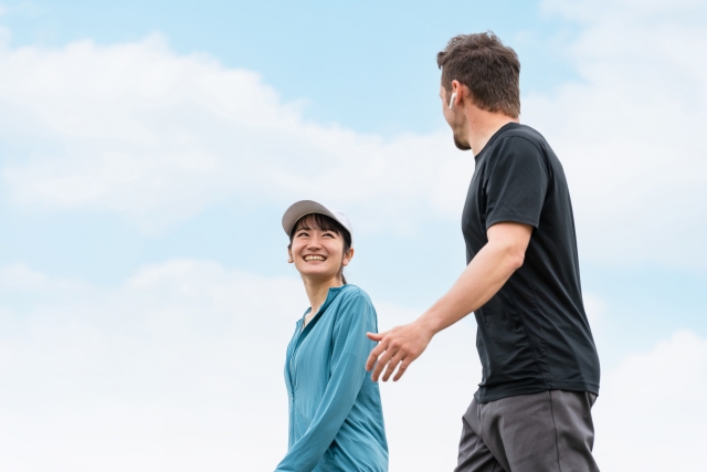 運動する男性と女性