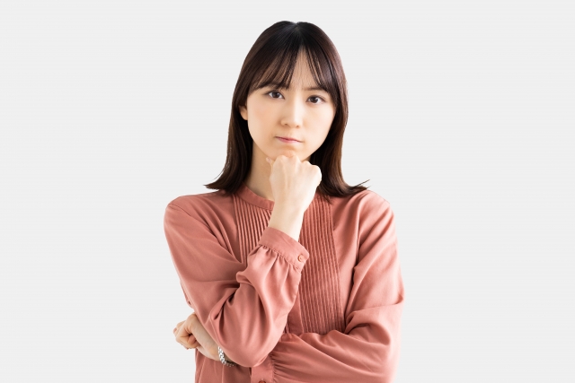 悩んでいる女性